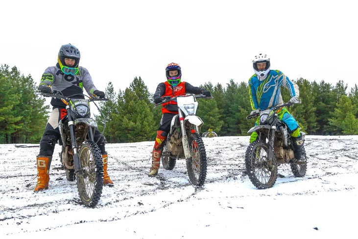 Прогулка для компании на мотоциклах