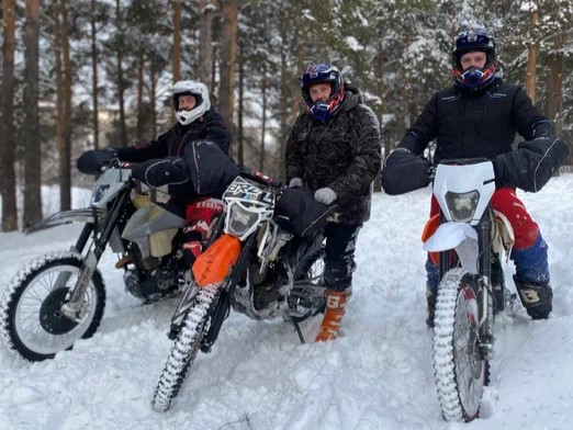 Прогулка для компании на мотоциклах