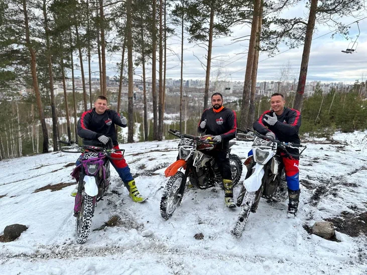 Прогулка для компании на мотоциклах