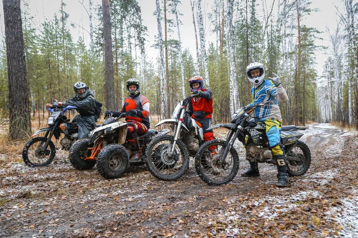 Прогулка для компании на мотоциклах