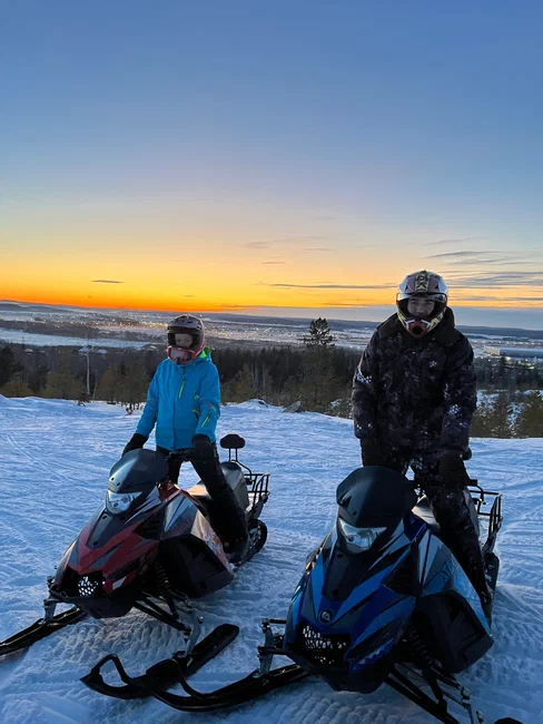 Свидание на снегоходах