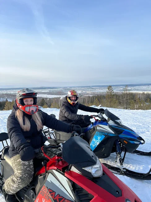 Свидание на снегоходах