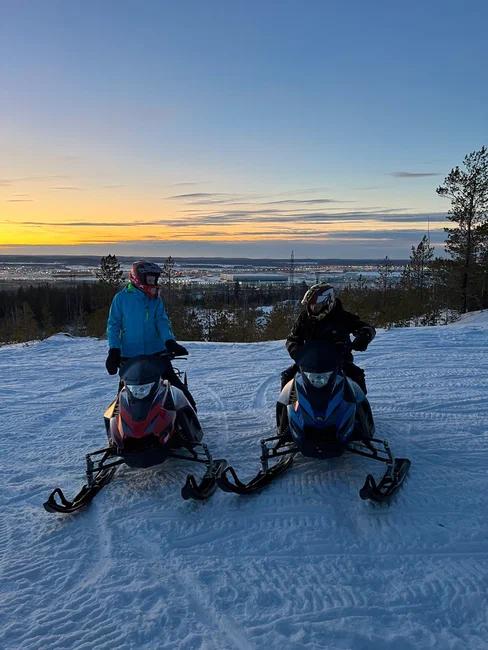 Тур на снегоходах для компании