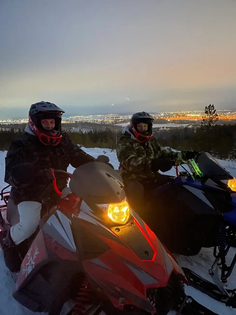 Тур на снегоходах для компании